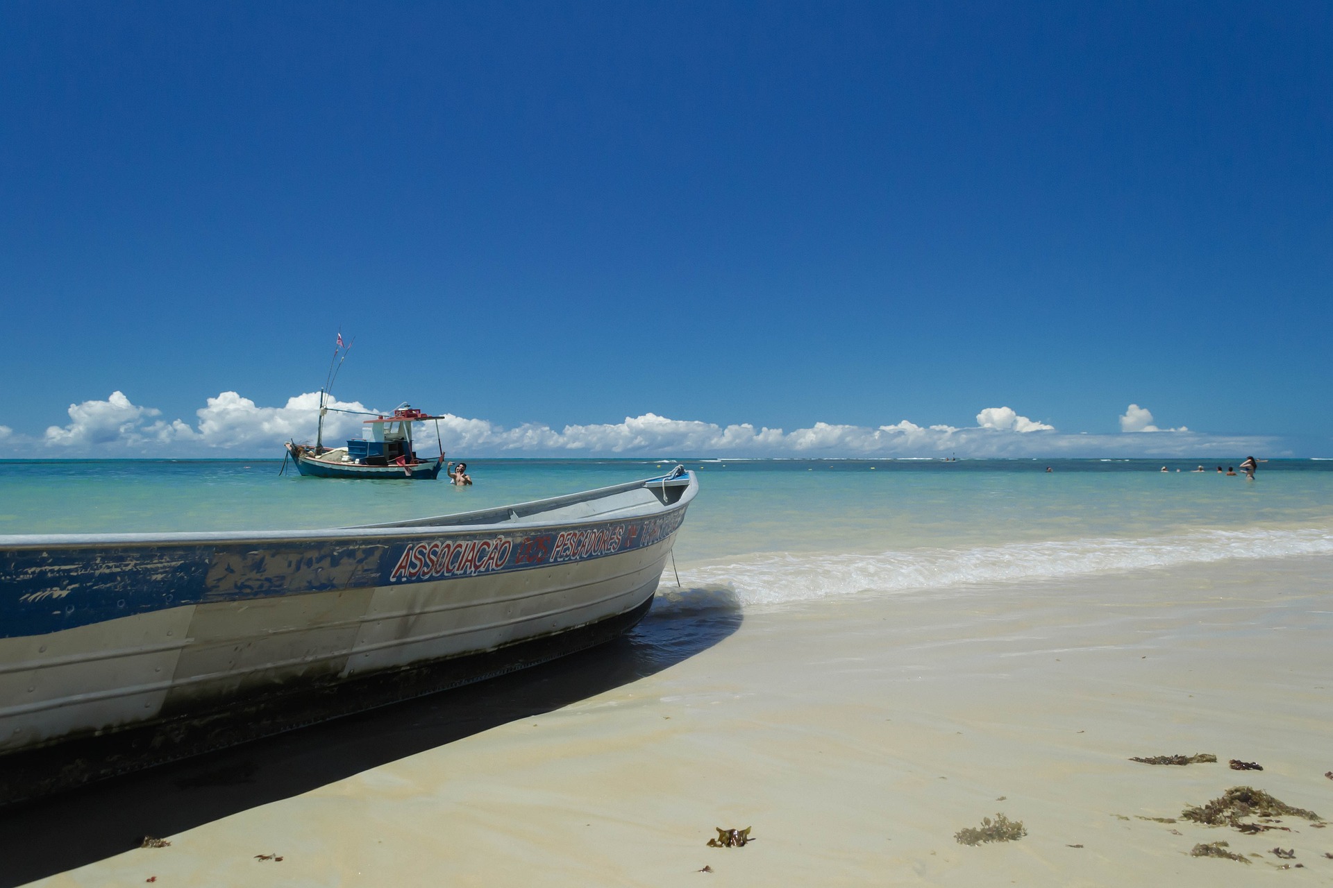 Barco de pesca na praia